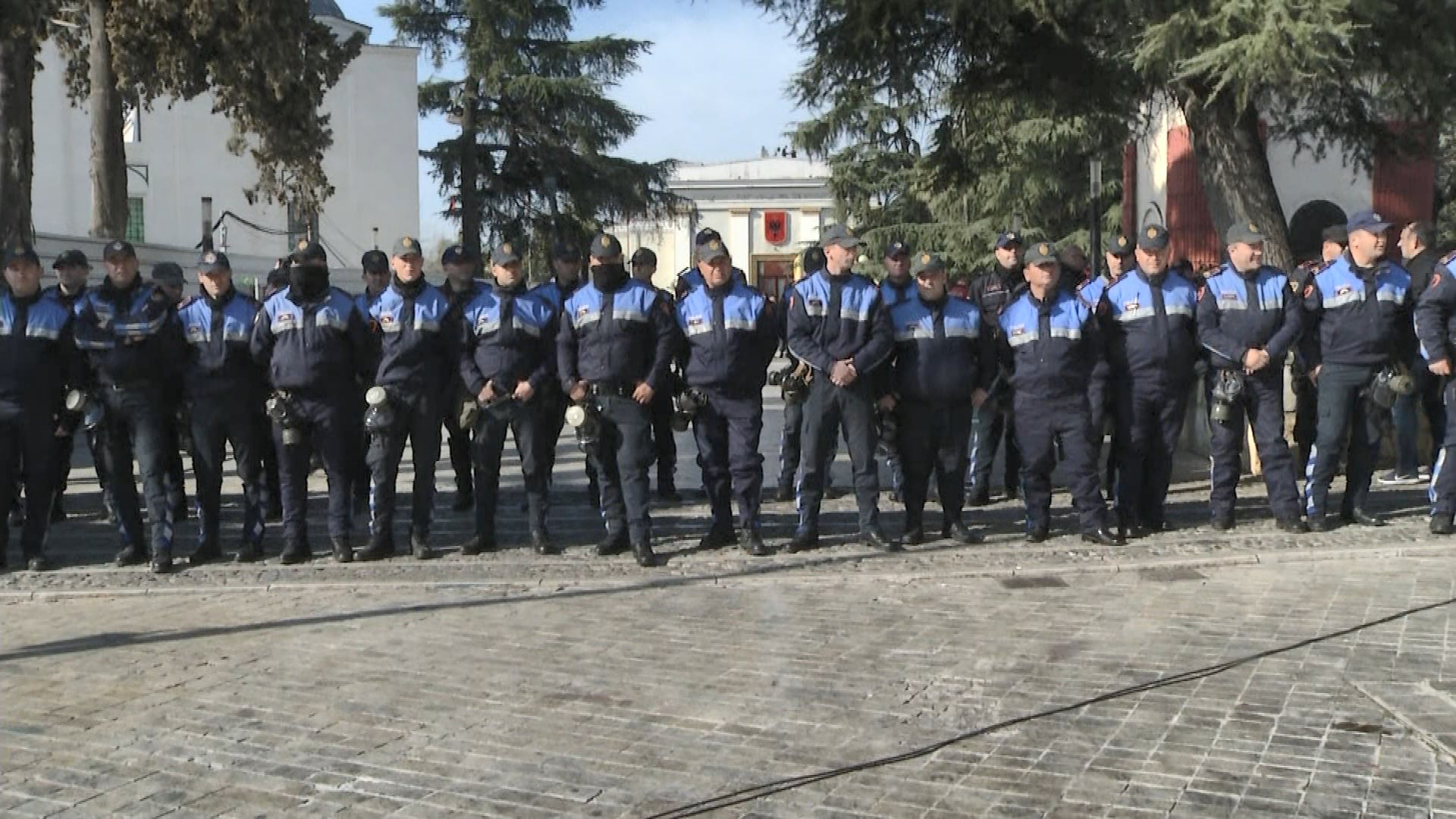 Protesta e opozitës para parlamentit, masa të shtuara policore