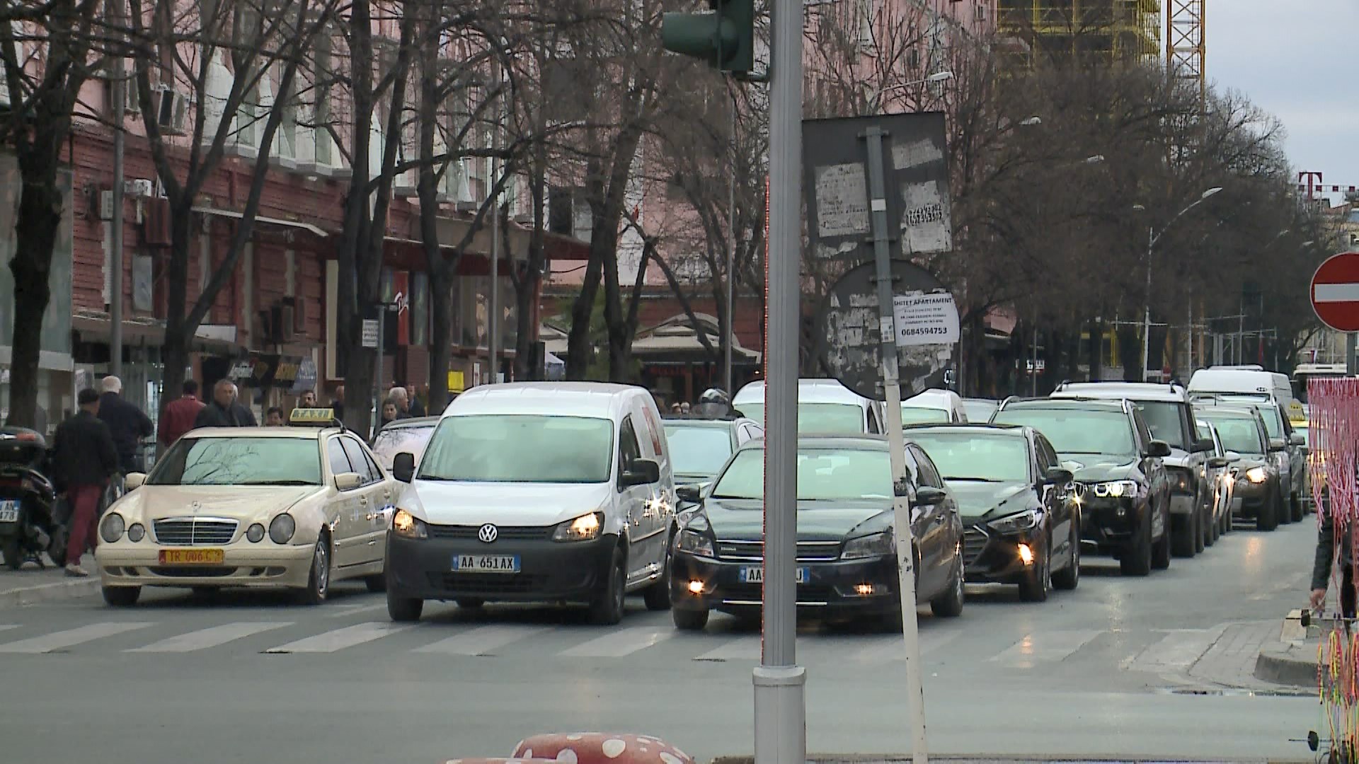 Protesta e opozitës, automjetet dhe qytetarët përballen me trafik të rënduar