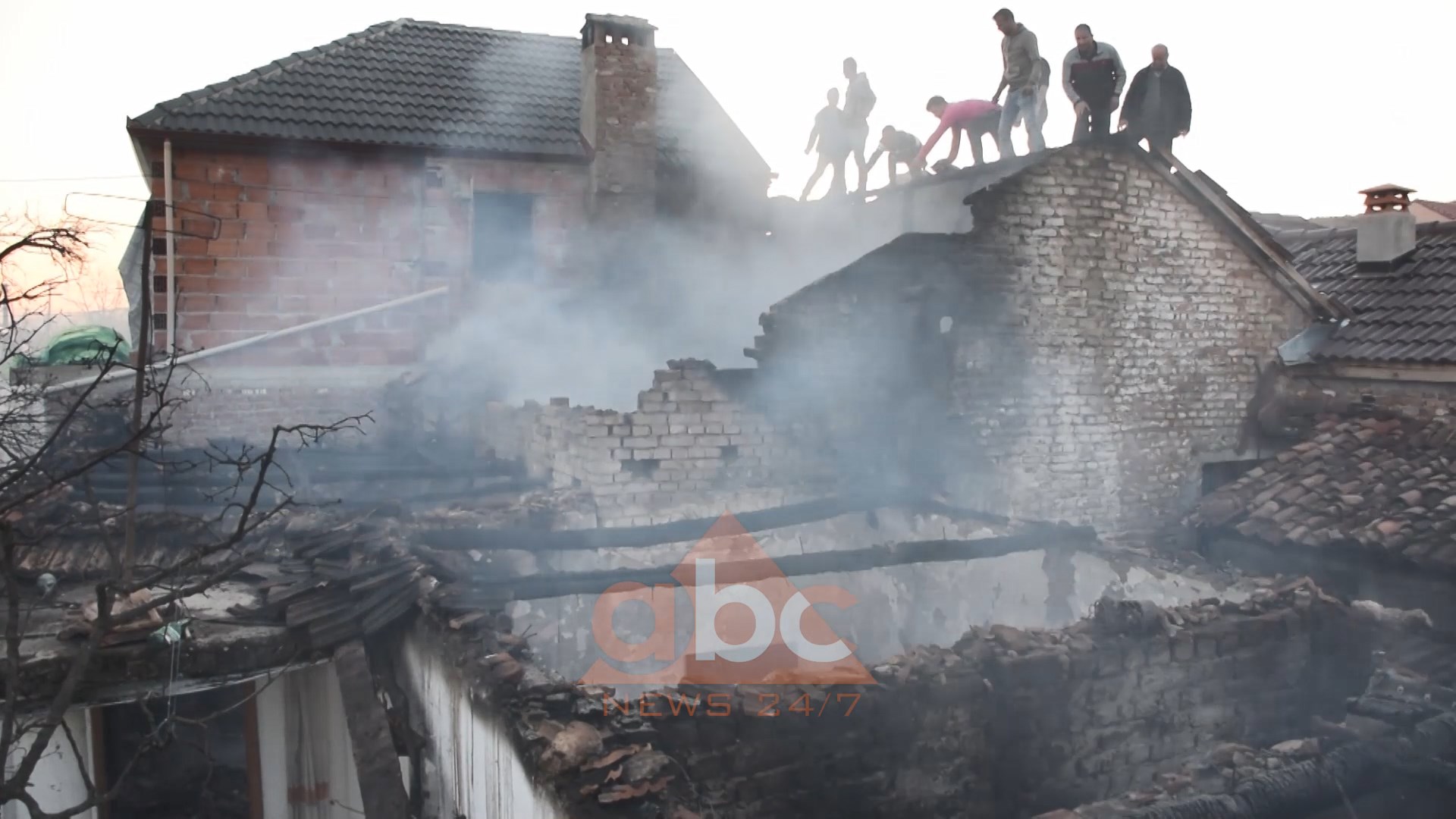 Zjarr në 4 banesa të fshatit Vrashtas në Korçë (video)
