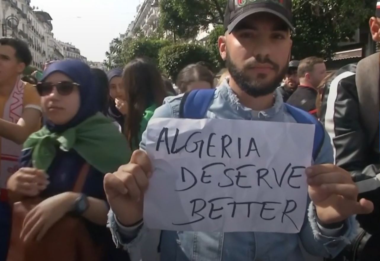 Ushtria e Algjerisë kërkon largimin e Presidentit