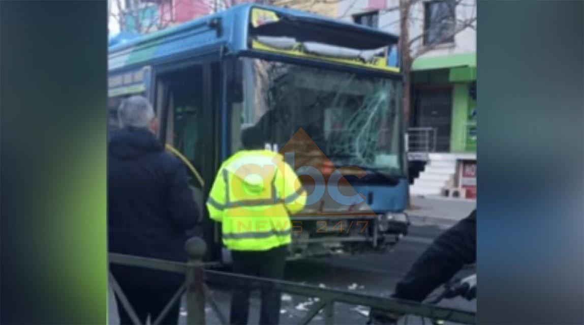 Mosfunksionimi i semaforëve, autobusi urban përplaset me një makinë (Video)