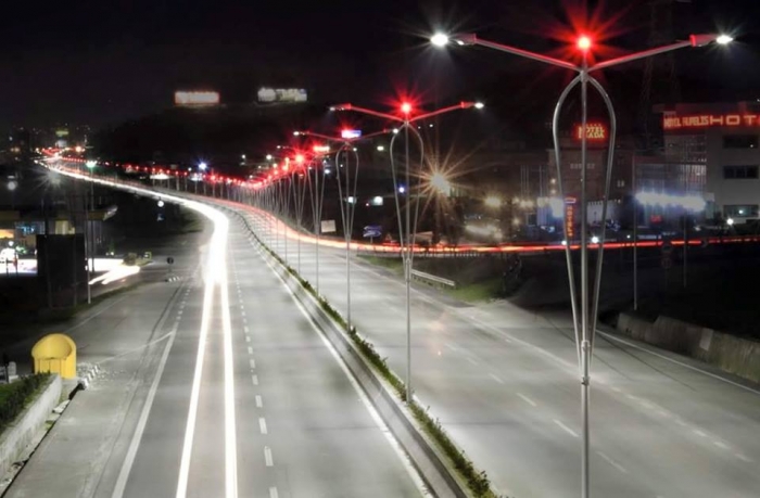 Tentojnë të vjedhin kabllot e ndriçimit në autostradë, ndalohen autorët