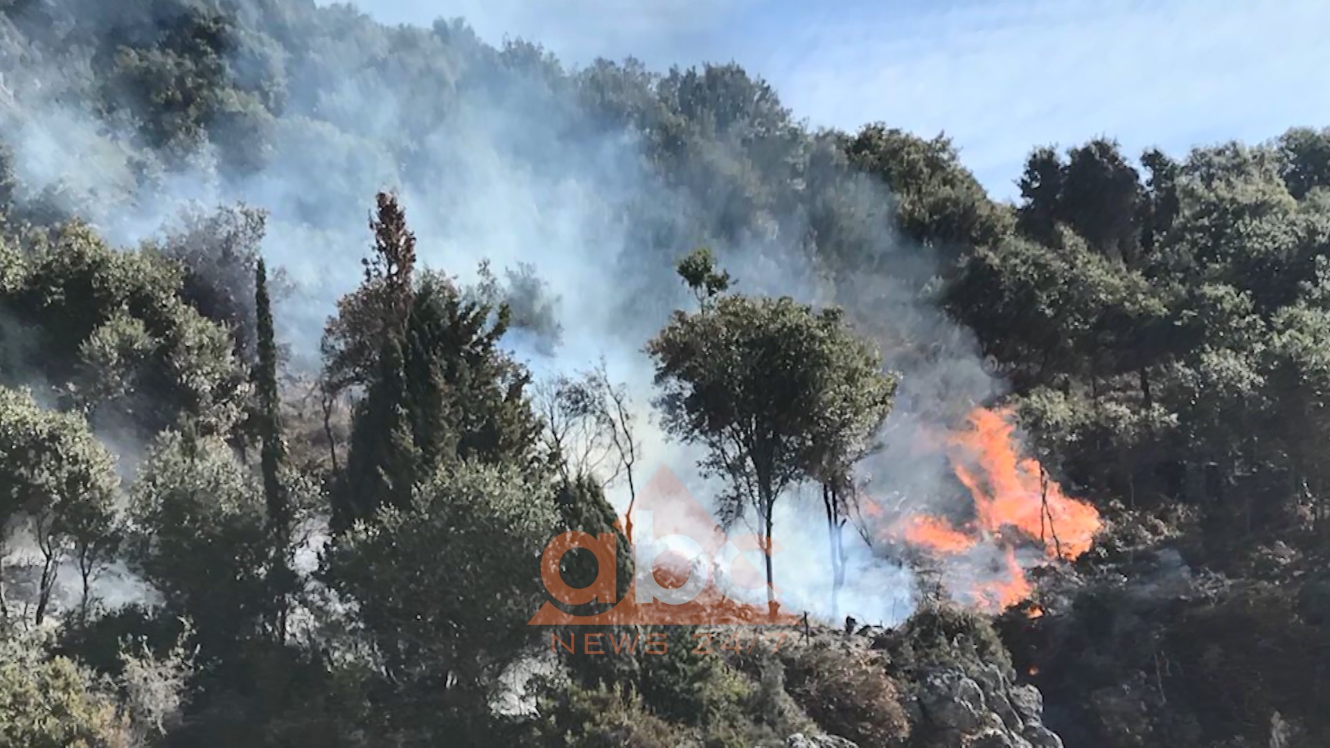 Zjarr në fshatin Dhërmi, digjen sipërfaqe me kullota dhe shkurre