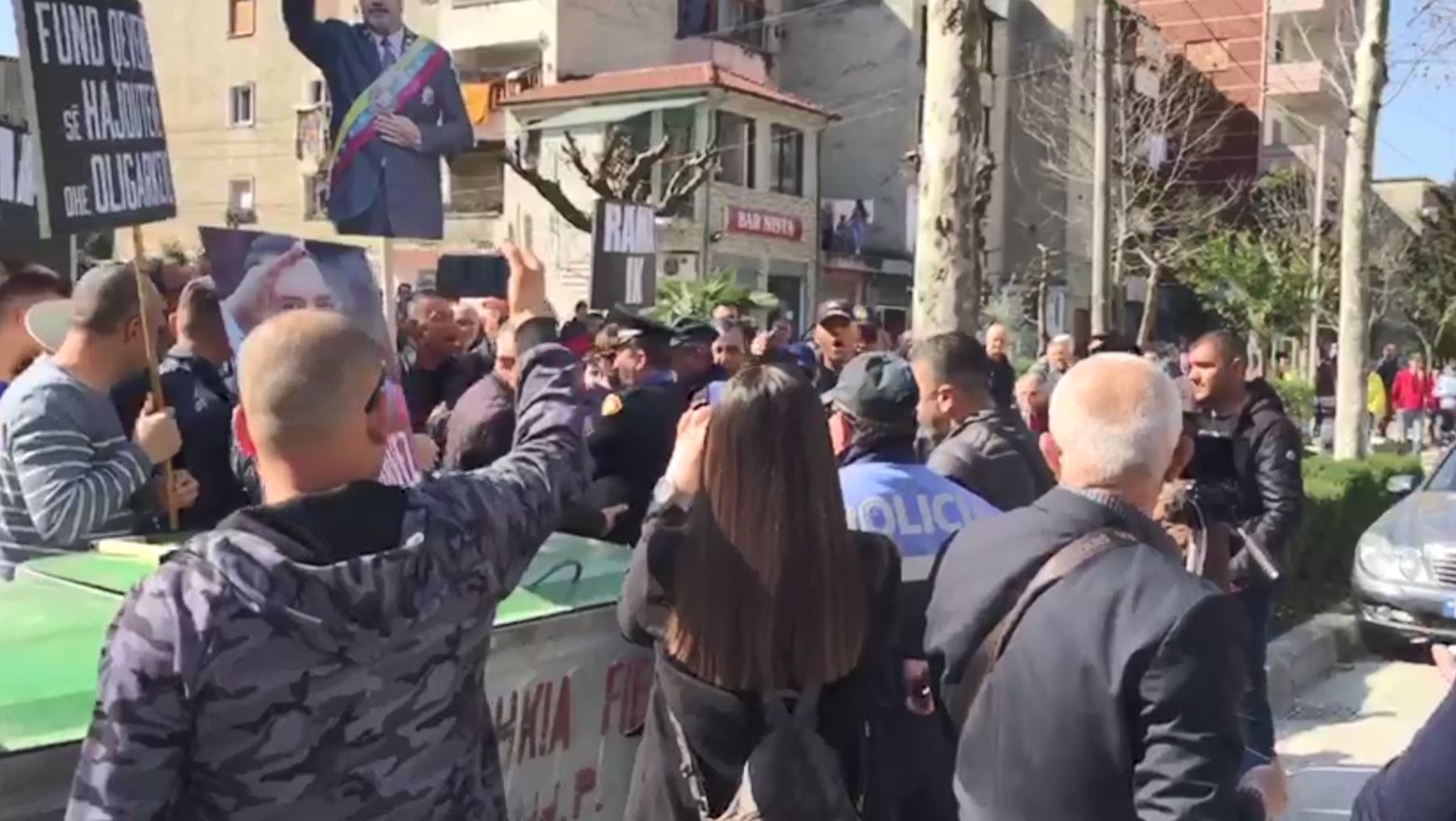 Takimi i Ramës në Fier, përplasje mes protestuesve dhe policisë