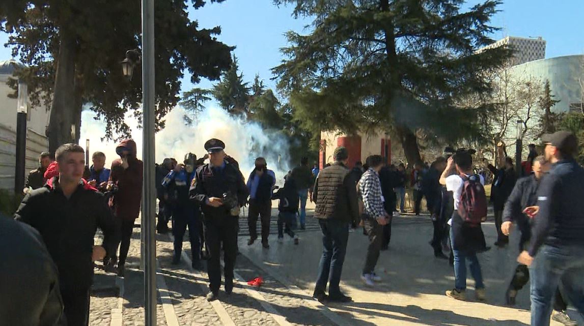 Protesta, tensione para Kuvendit (Video)