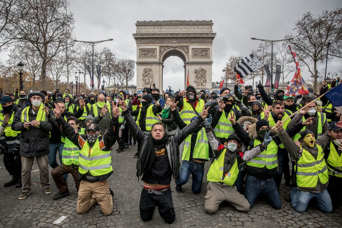 Policia franceze ndalon “jelekët e verdhë” të protestojnë pranë Notre Dame