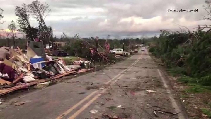 Tornado gjunjëzon Alabamën, 23 viktima