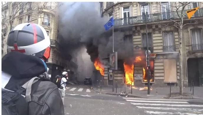 I vihet zjarri një pallati në Paris, 11 të plagosur