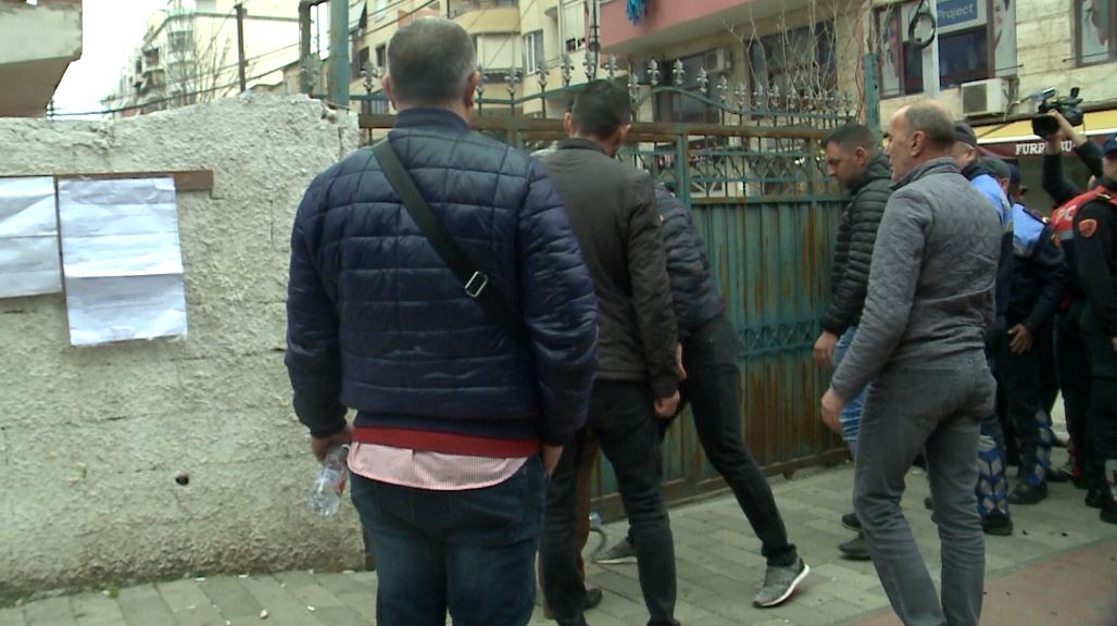 Shoqëruan me forcë anëtarët e familjeve, nisin verifikimet për punonjësit e policisë