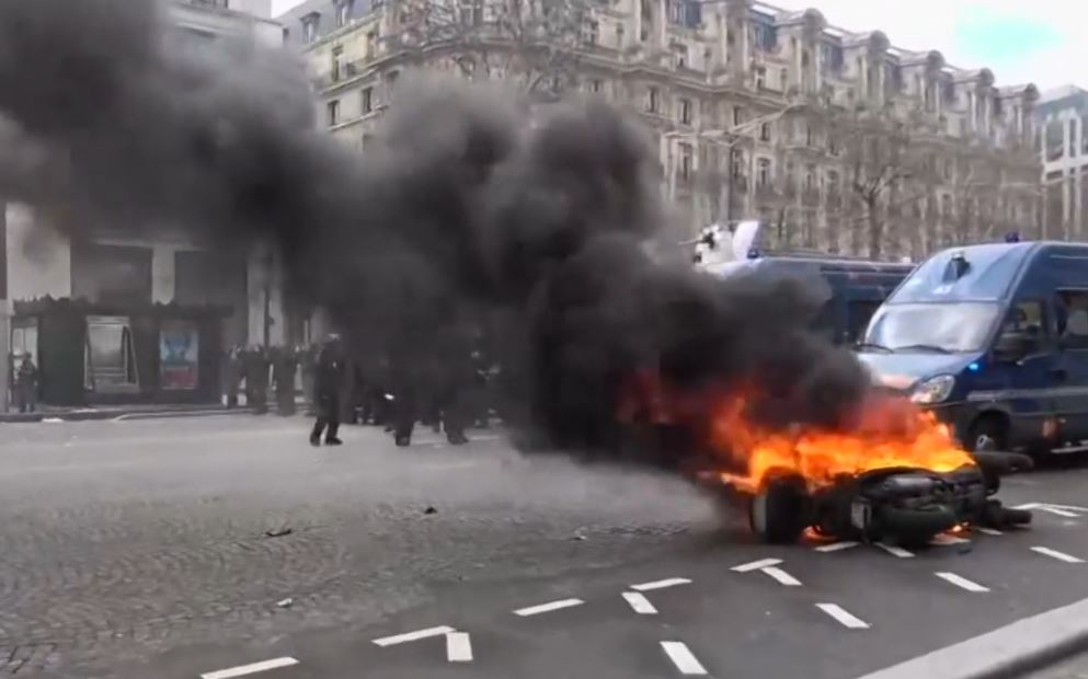 Protestuesit në Francë i vënë zjarrin Champs-Elysees