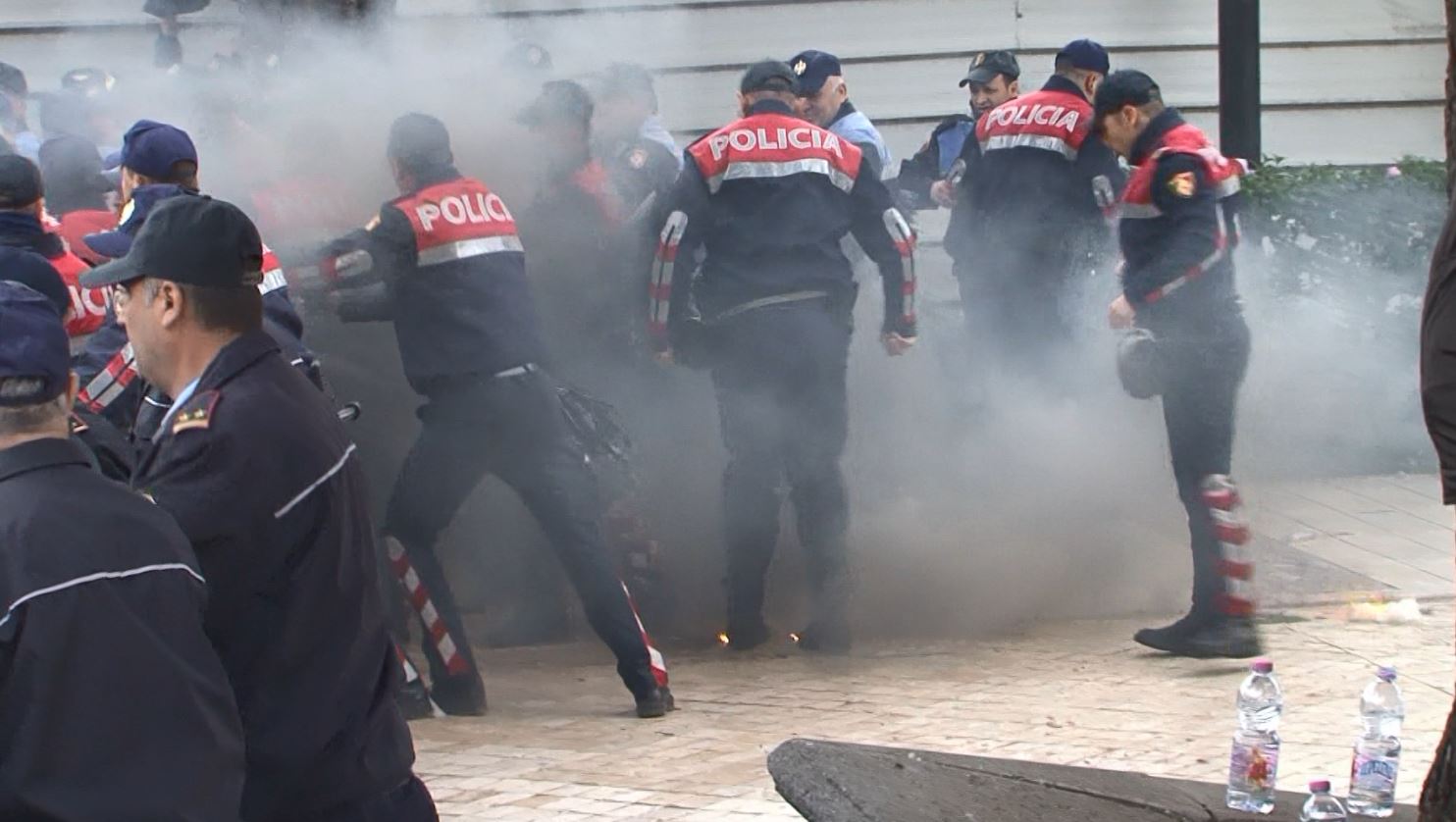 Mbi 1000 efektivë në protestë, “Shqiponjat” nën “breshërinë” e sulmeve