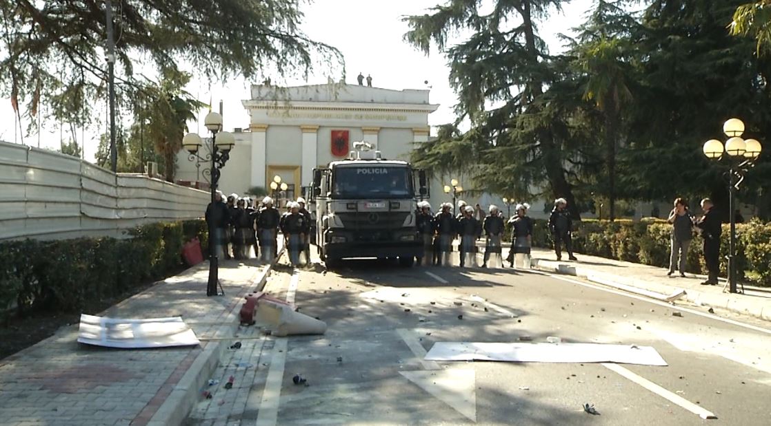 Protesta para parlamentit, Garda dhe policia në gatishmëri