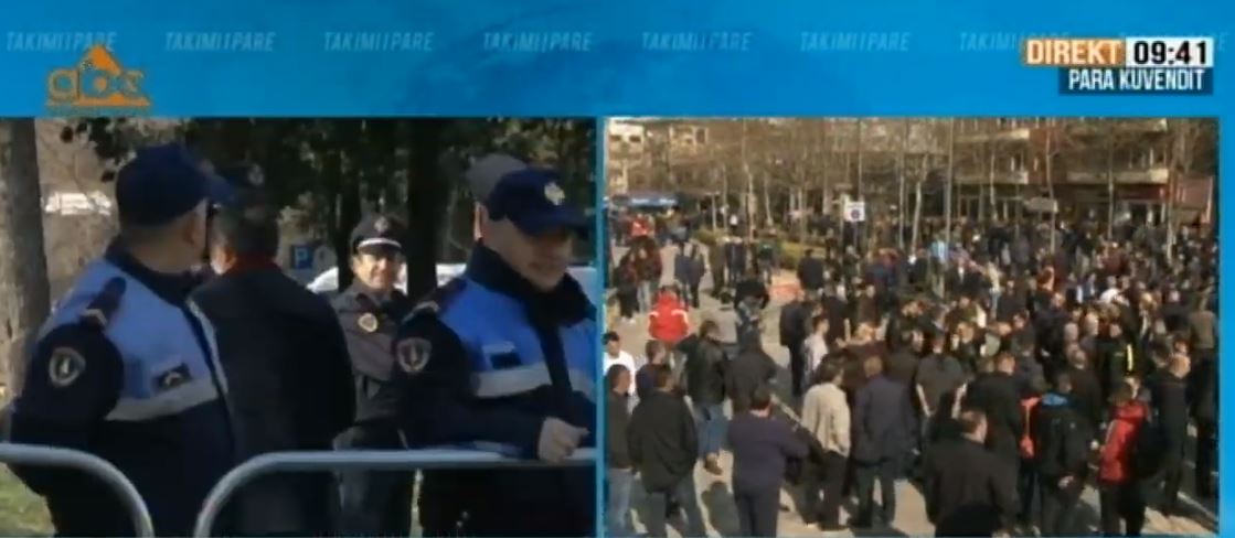 Nis seanca plenare, opozita protestë para Kuvendit