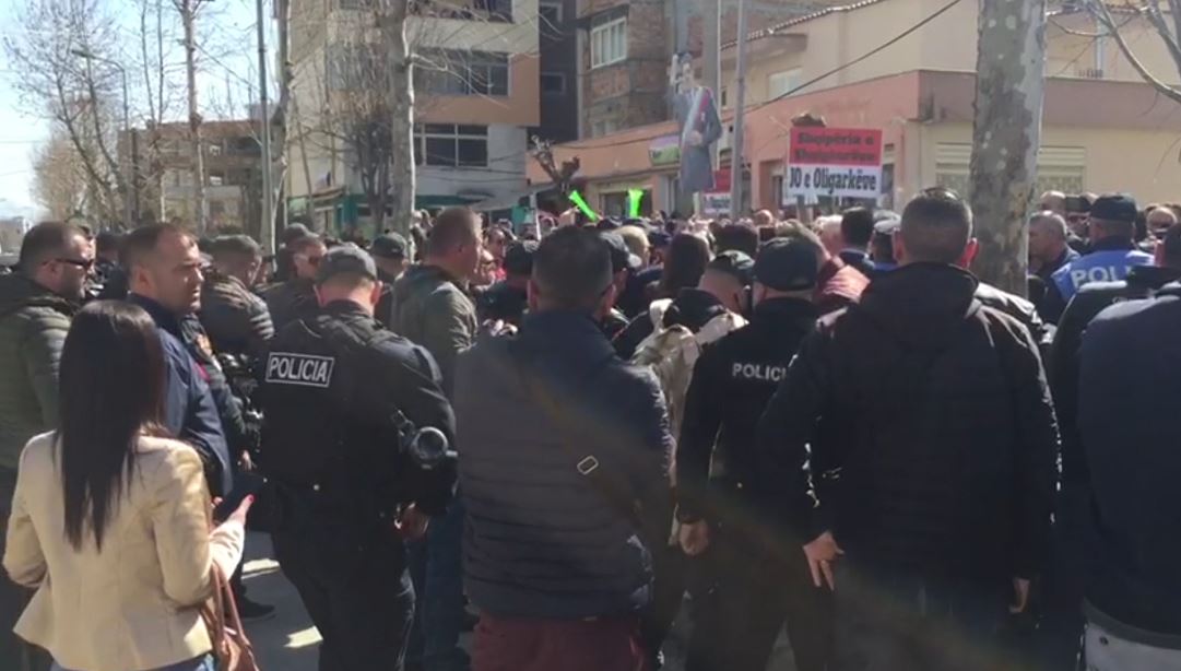 Protesta në Fier, Baçi: Janë shoqëruar 10 persona, policia nuk jep informacion