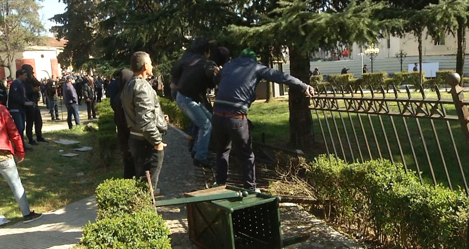 Tensione në protestë, disa persona shkatërrojnë traun e Kuvendit