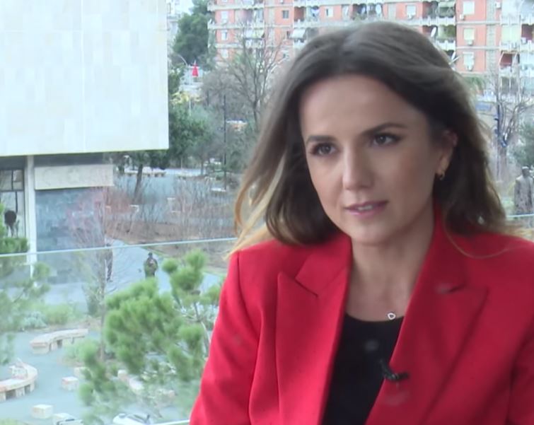 Rudina Hajdari nuk dorëzon mandatin: Do të vijoj të qëndroj në Parlament