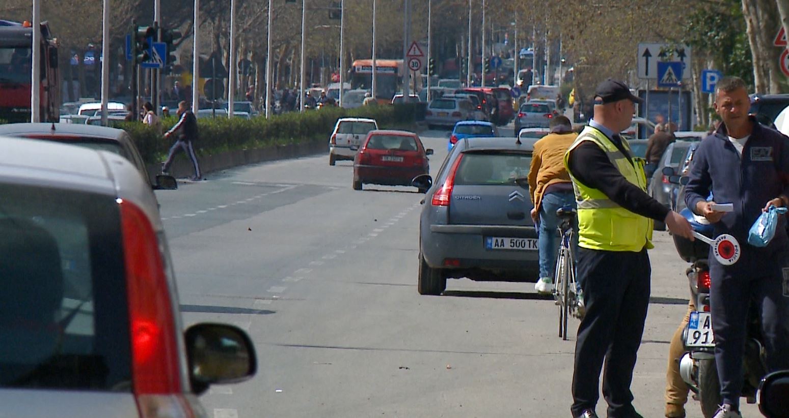 Protesta e opozitës, qytetarët përballen me trafik