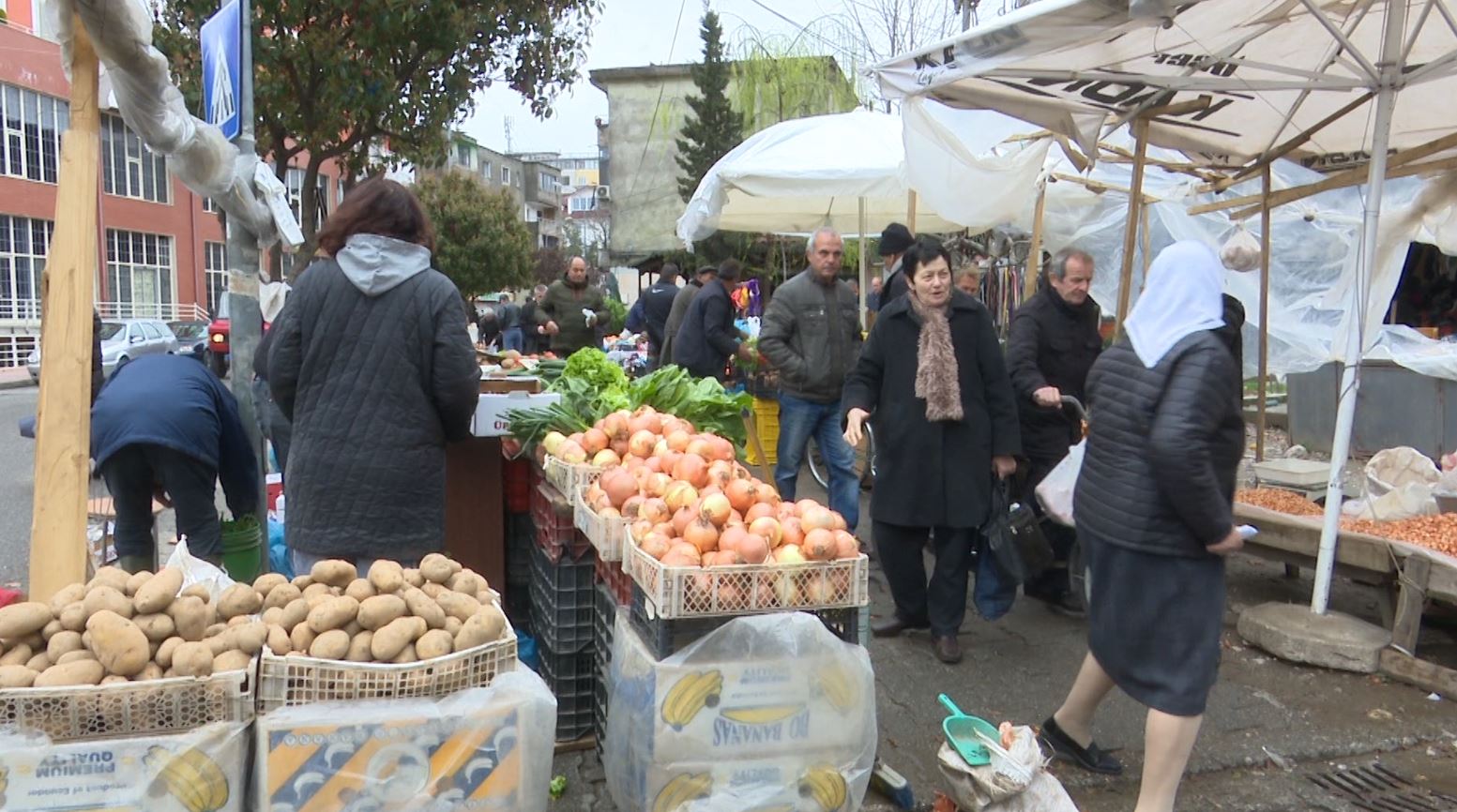 Tregu në Rus të Shkodrës kthehet në vendparkimi