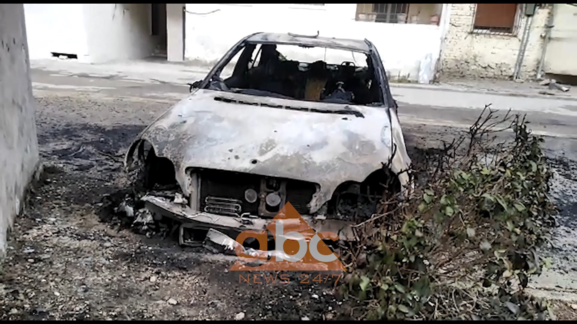 Tepelenë, shkrumbohet makina e shefit të Policisë Kriminale