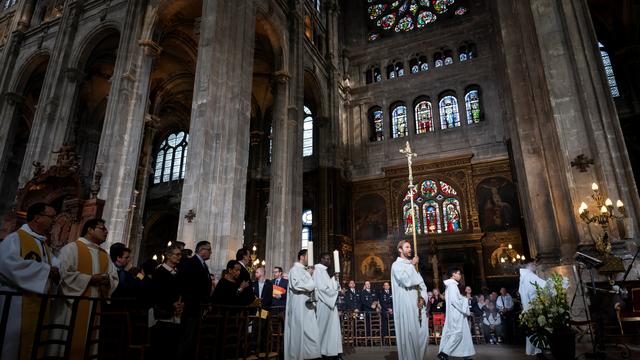 Mesha e Pashkës, parizienët luten për rindërtimin e Notre Dame