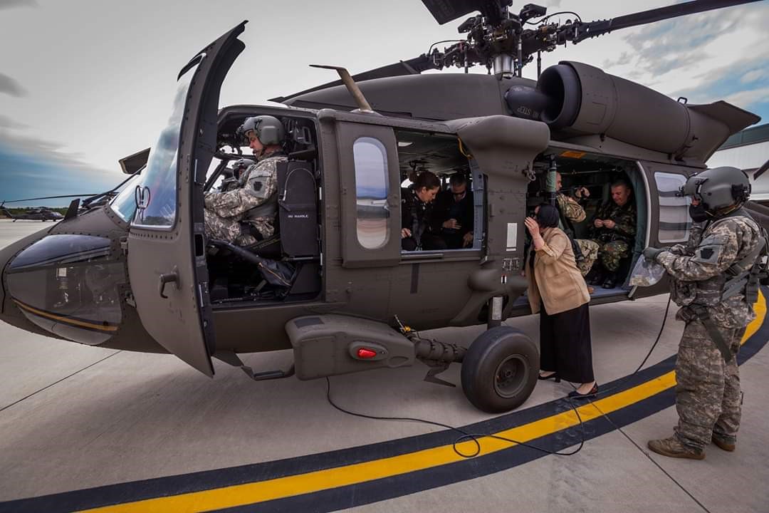 Amerikanët dhurojnë 3 helikopterë “Black Hawk” për Shqipërinë