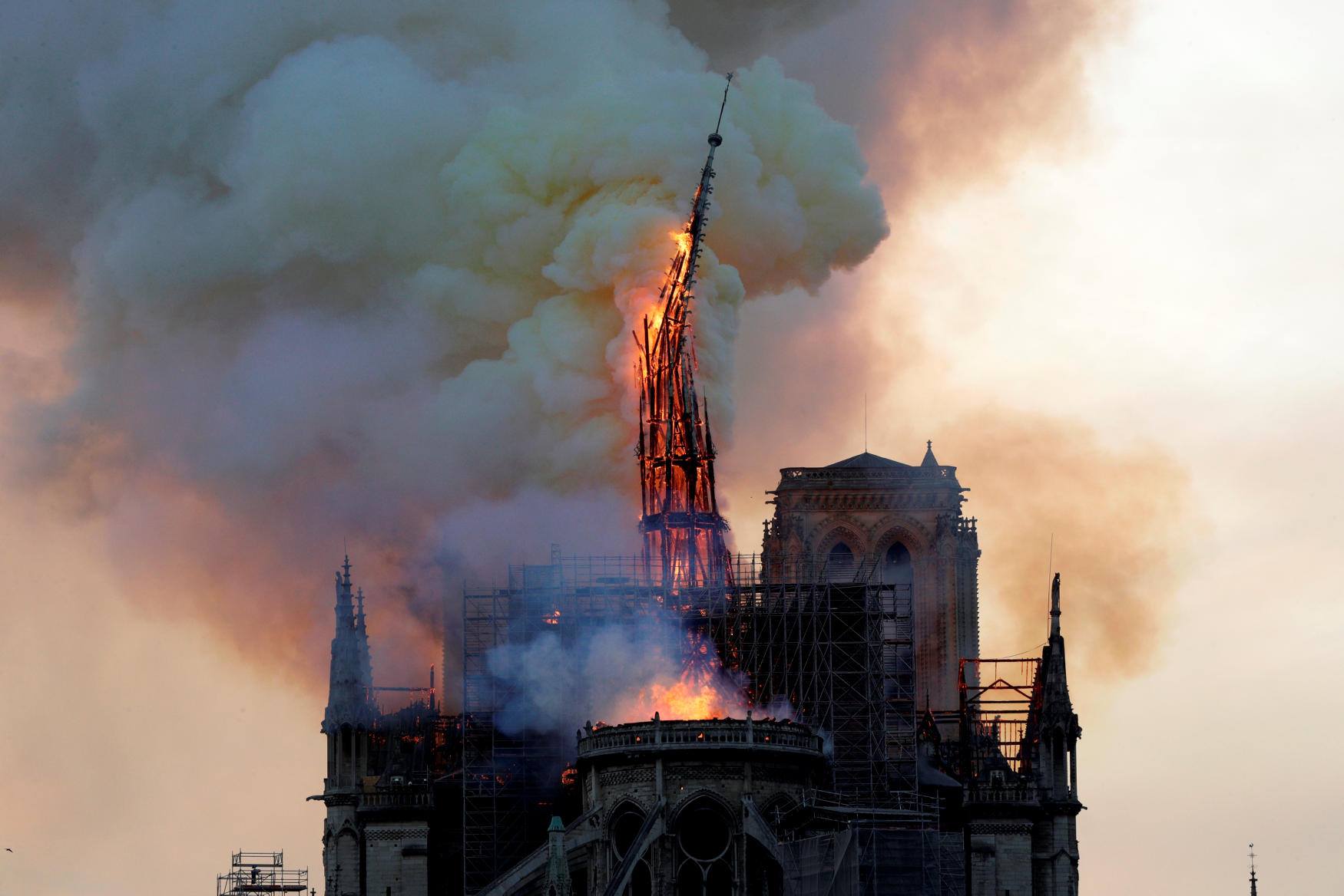 Katedralja e Notre Dame në Paris në flakë