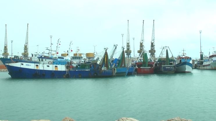 Moti i keq pezullon punën në portin e Durrësit