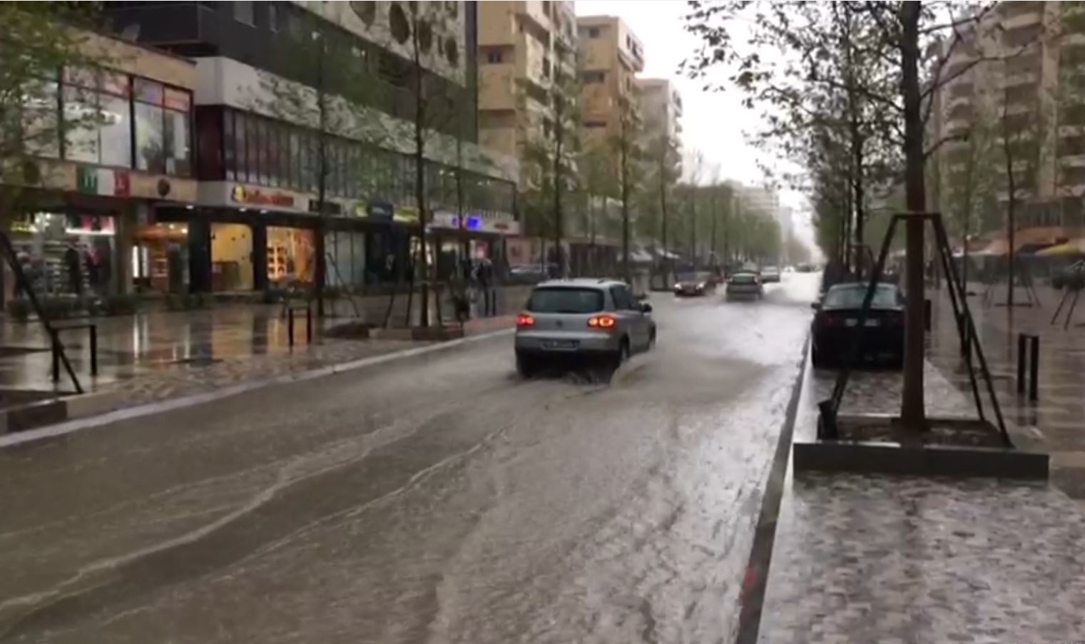 Moti i keq, rrëshqitje toke në Durrës. Përmbytet Vlora 