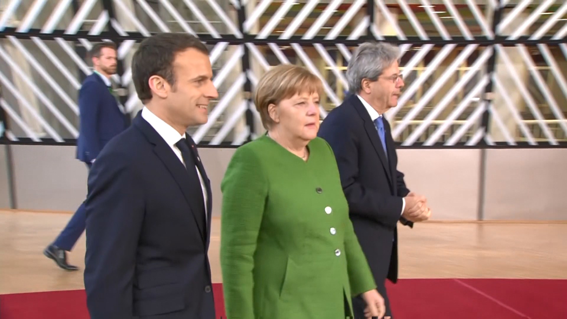 Pritshmëritë nga Samiti i Berlinit, analistët: Merkel e Macron do “shkrijnë akujt”