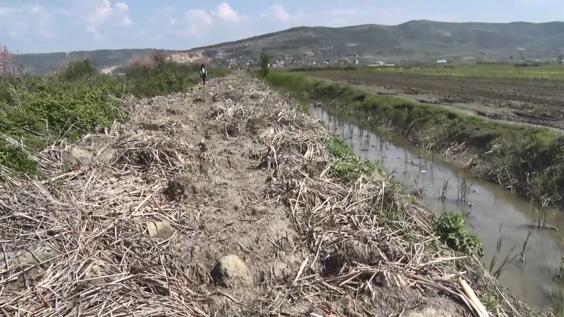 Fermerët nuk hyjnë dot në tokat e tyre në Lushnje, rrugët janë bllokuar