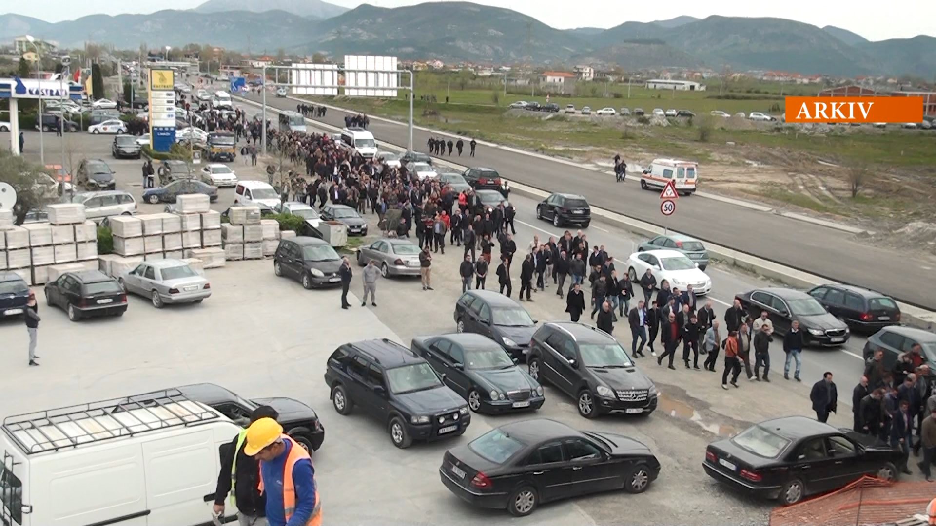 Opozita do të paralizojë vendin sot në orën 18:00, ja akset e bllokuara