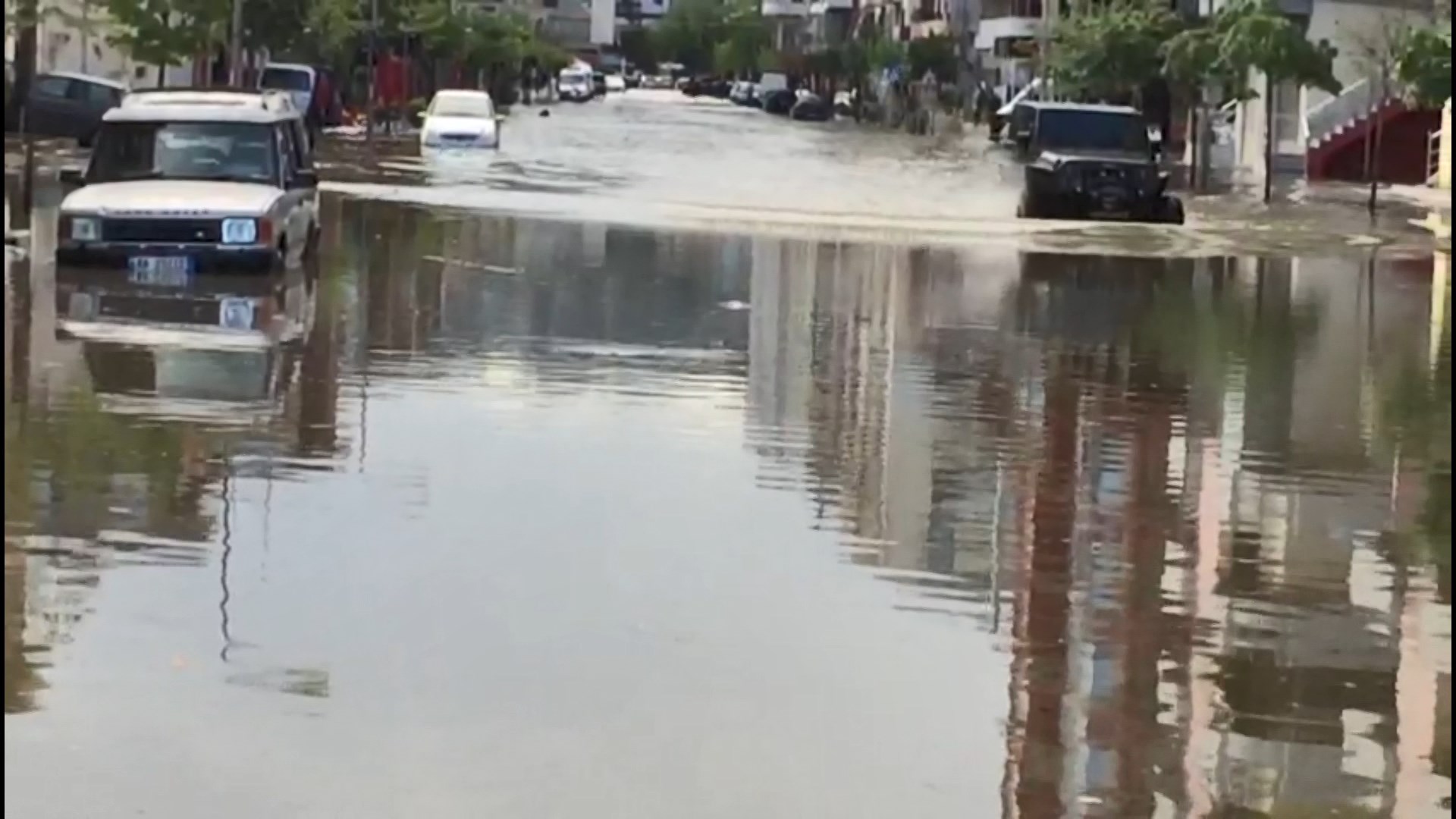 Vlora zgjohet e përmbytur, vështirësi qarkullimi në disa rrugë