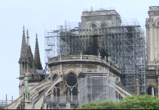 Zjarrfikësit arrijnë të shuajnë zjarrin në katedralen Notre Dame