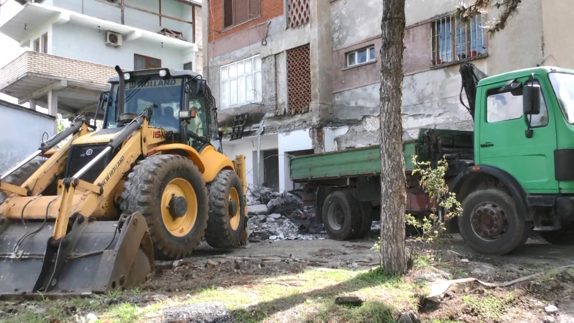 Nis aksioni për prishjen e ndërtimeve pa leje në Kukës