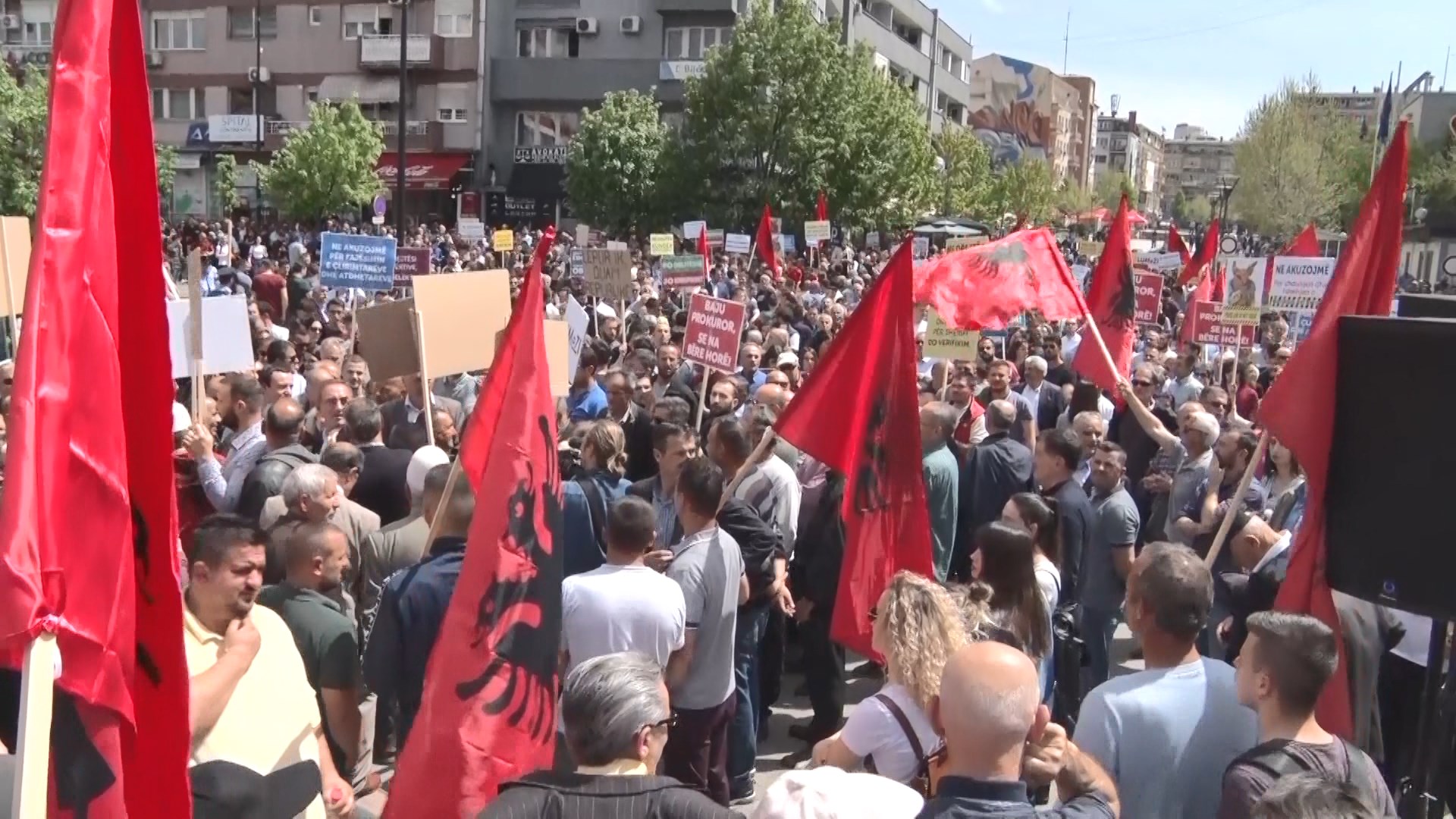 Lëvizja Vetëvendosje protestë paqësore në Prishtinë