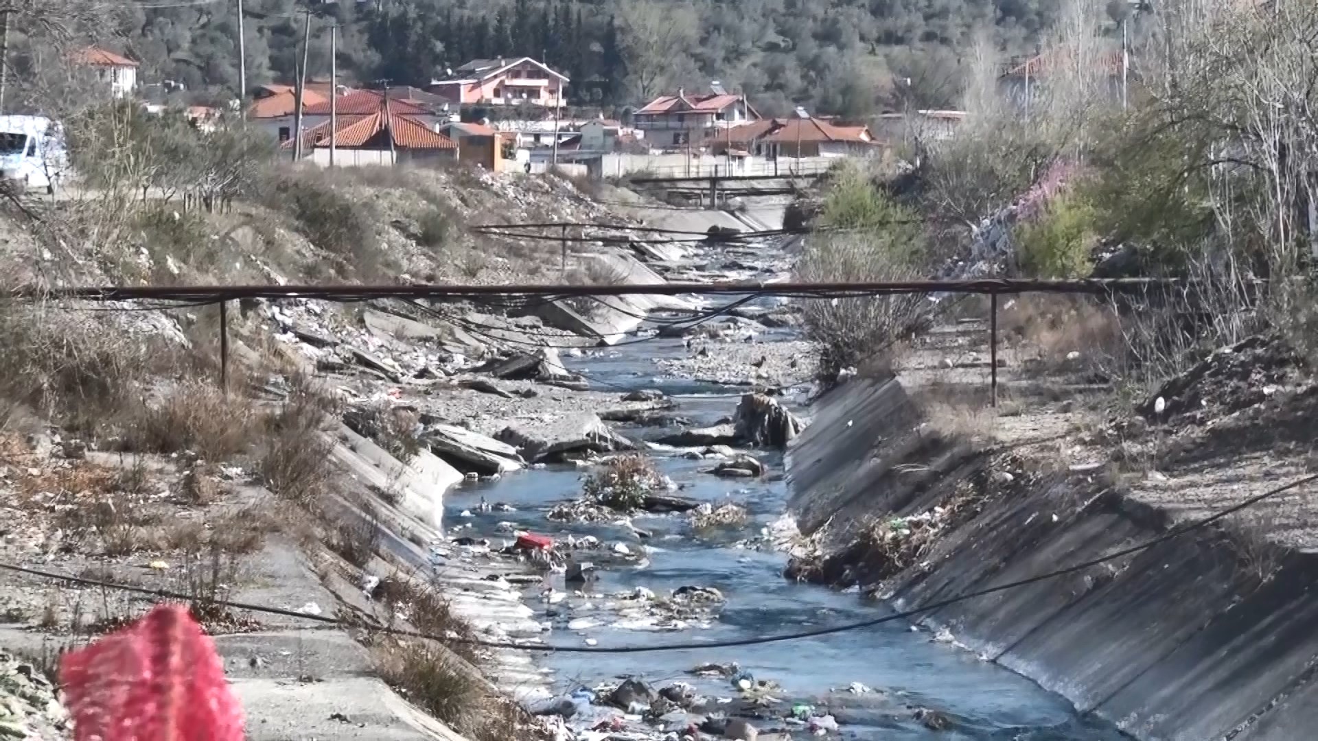 Elbasan, banorët mbushin shtratin e Zaranikës me plehra - Abc News