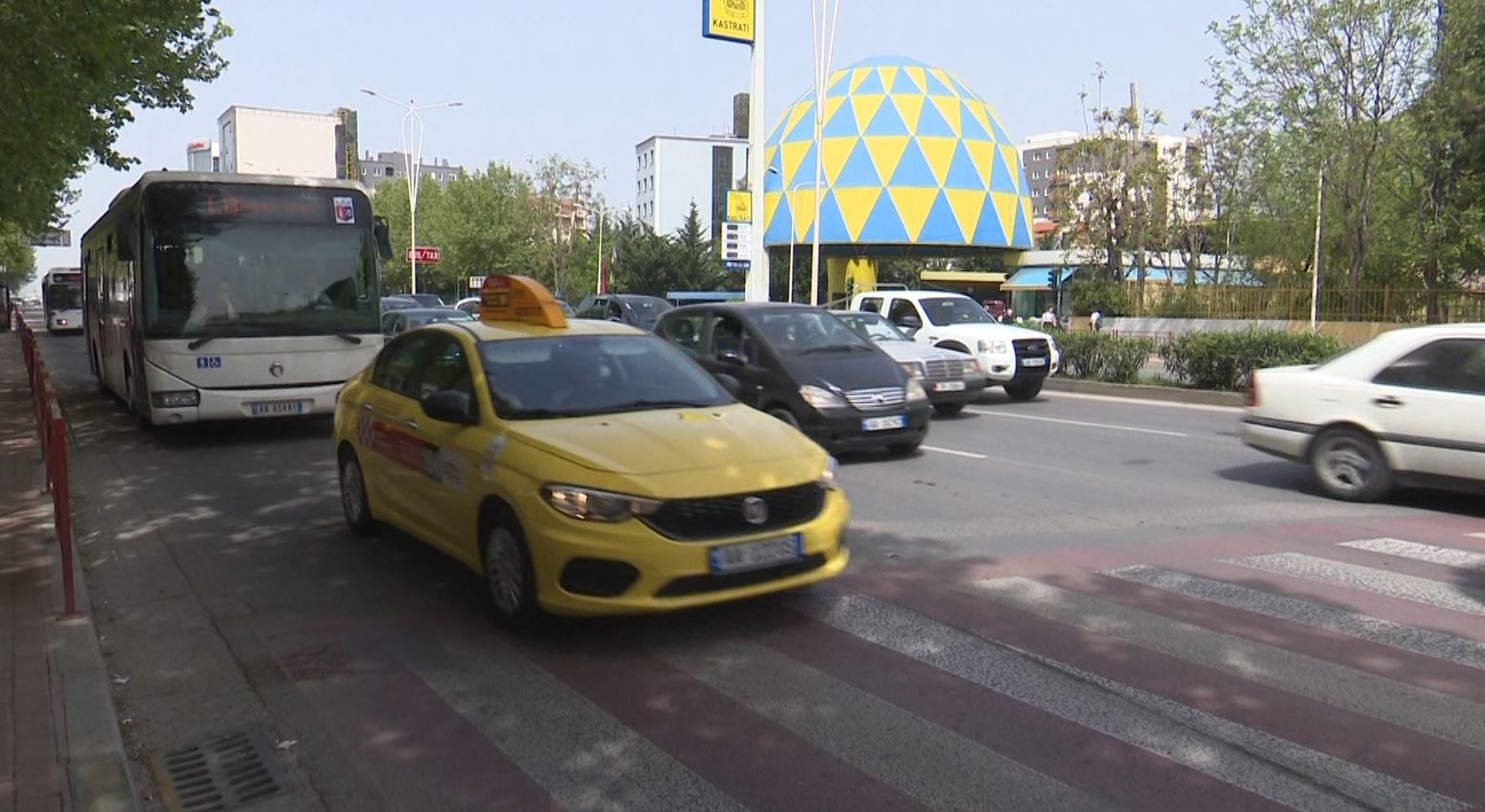 Korsitë e dedikuara për autobusët dhe taksitë nuk respektohen