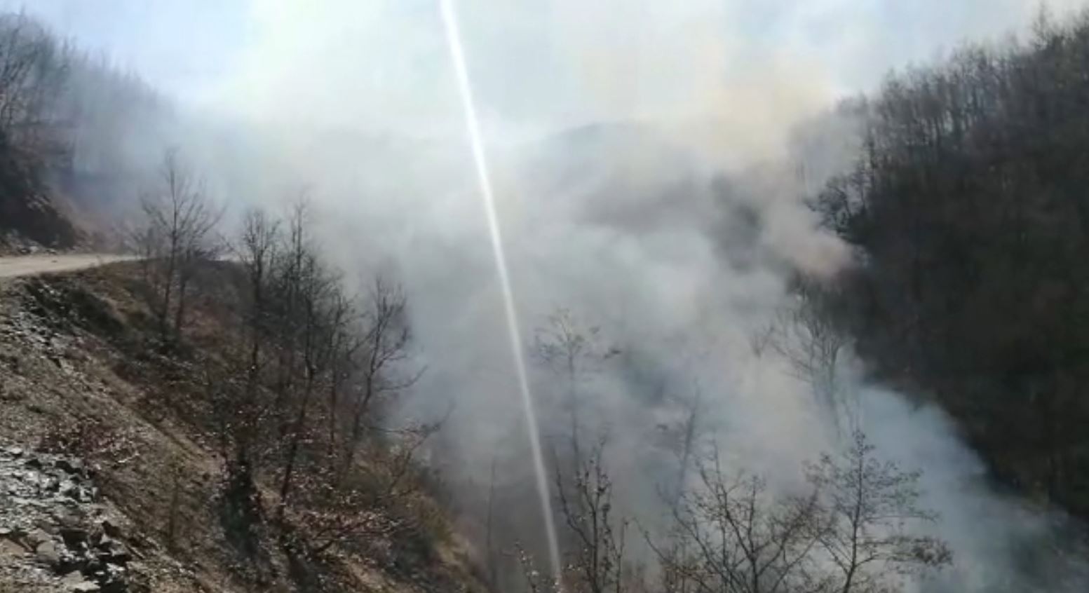 Vatra e zjarrit në Zerqan të Bulqizës ende aktive