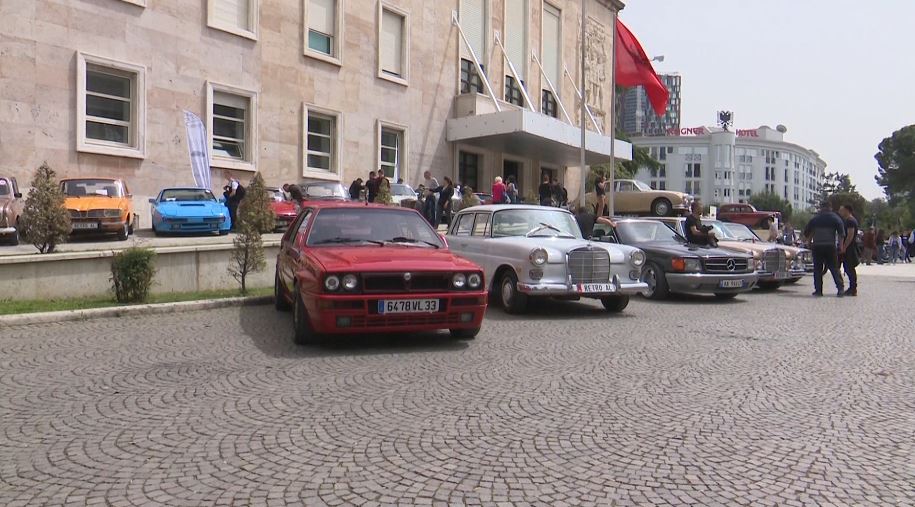 Dhjetëra makina “retro” zbarkojnë tek Kryeministria