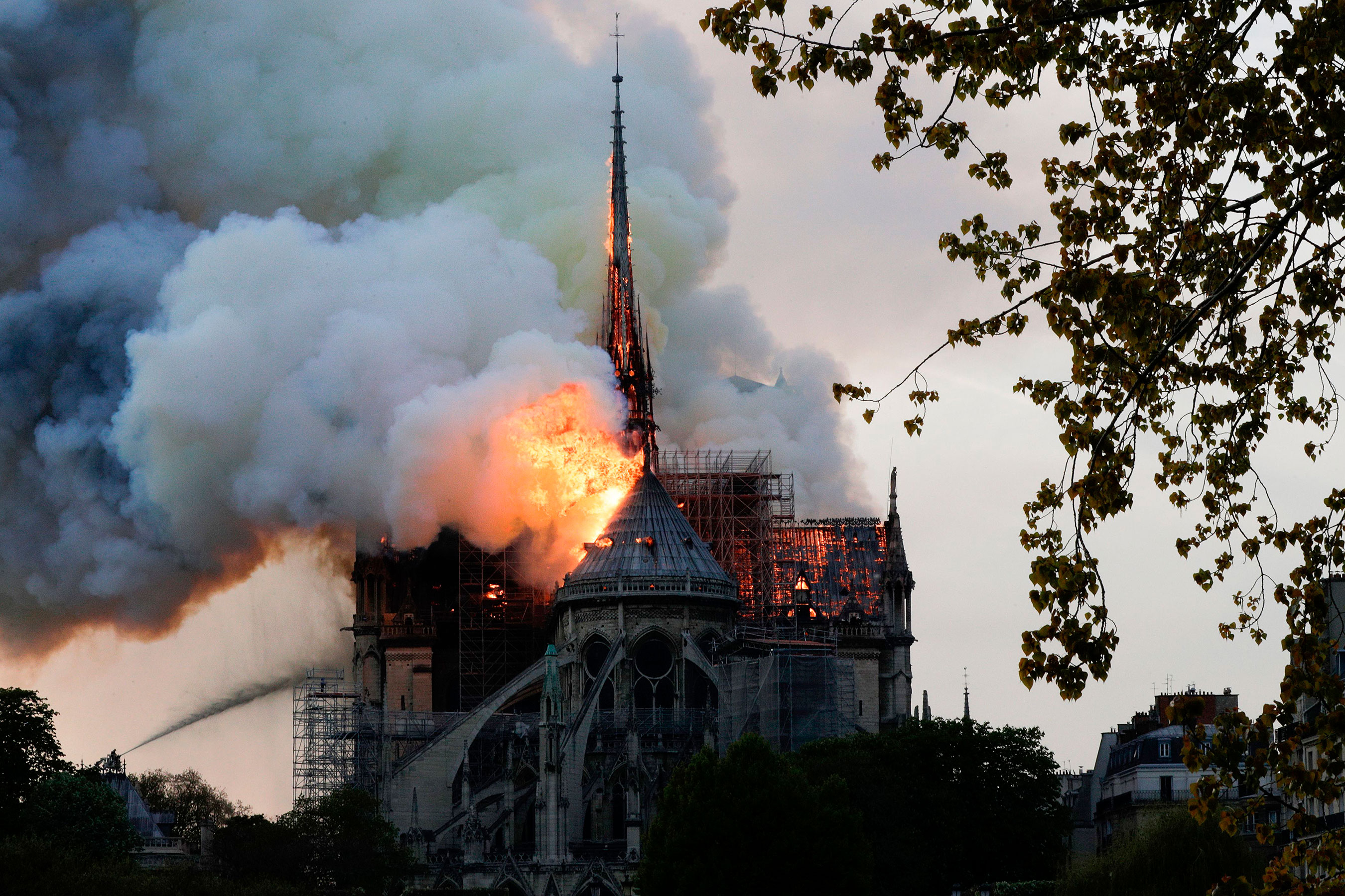 Zjarri në Notre Dame, kompania e skelave mohon përgjegjësinë