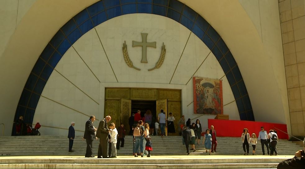 Besimtarët ortodoksë në Tiranë kremtojnë festën