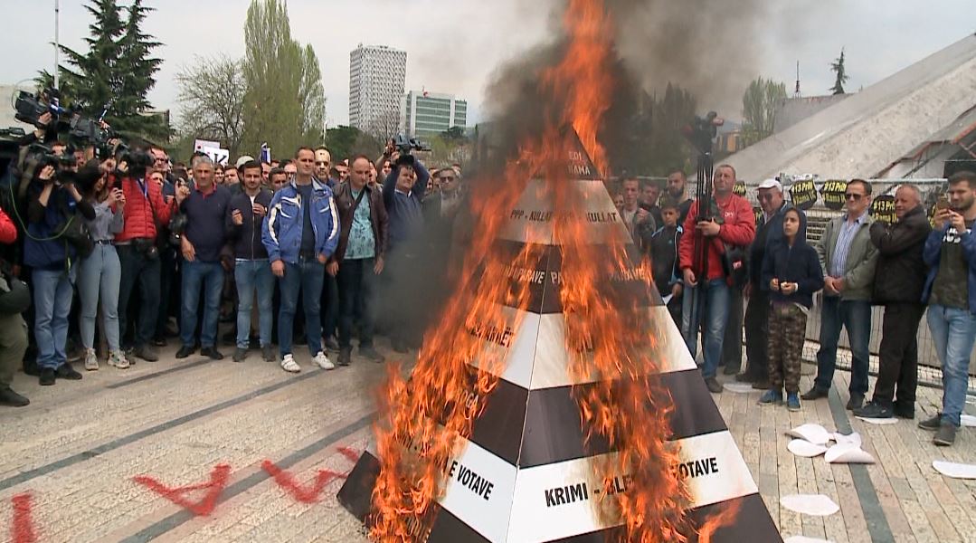 Protesta e radhës së opozitës, Basha e Berisha nuk ishin të pranishëm