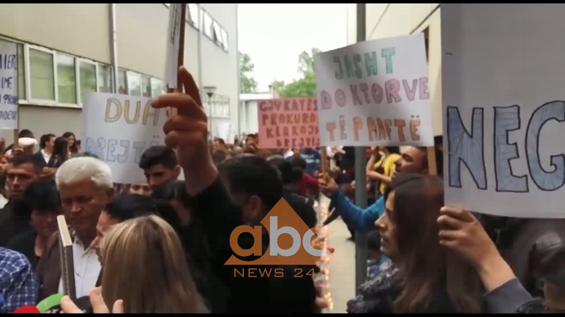 Vdekja e 25 vjeçares në Elbasan, dhjetra qytetarë protestë me familjarët