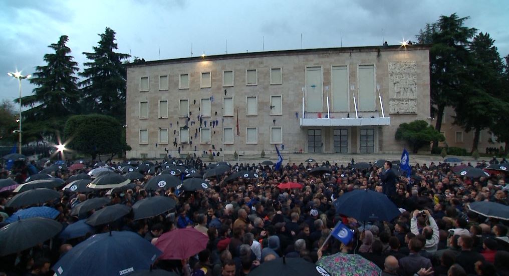 Protesta e opozitës në mediat e huaja