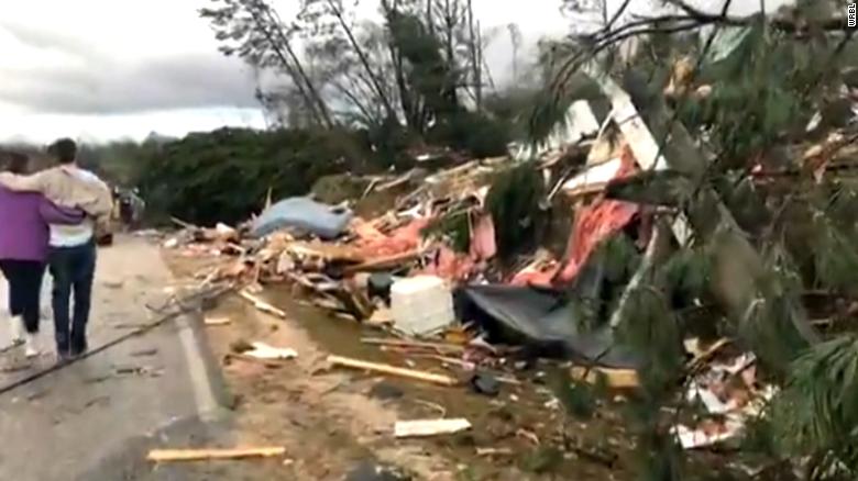 SHBA, 8 viktima nga stuhitë dhe tornadot