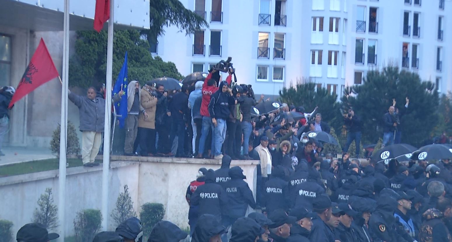 Protestuesit thyejnë kordonin e policisë