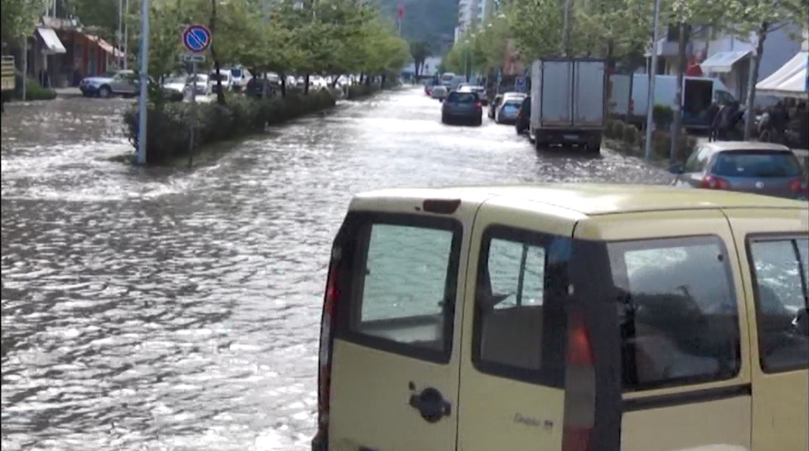 Vlora ende nën pushtetin e ujit, vështirësi në qarkullim