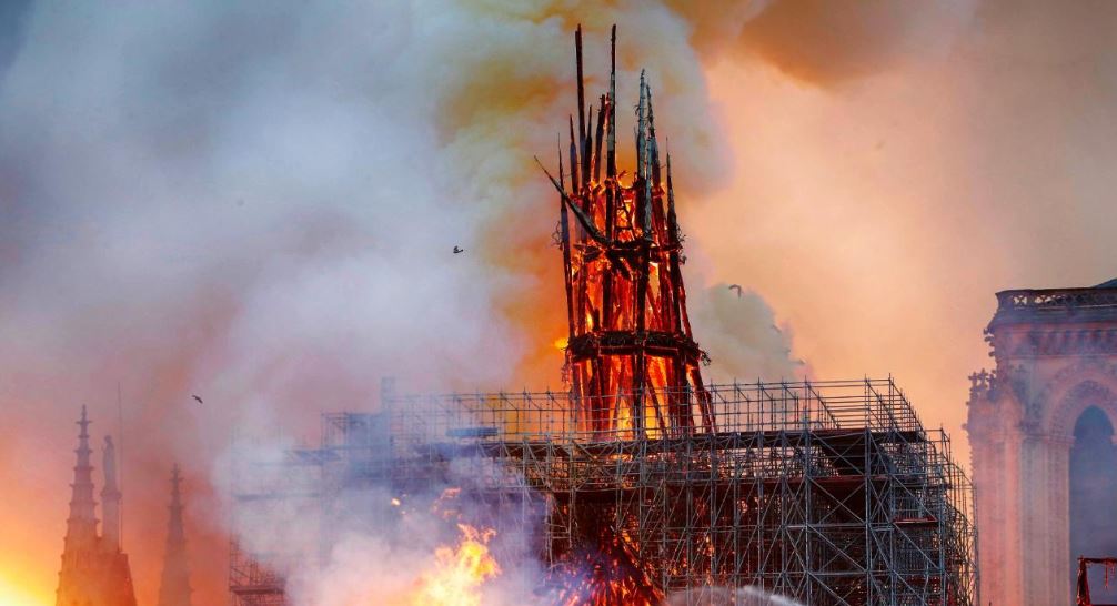 Flakët në Notre Dame, hetuesit favorizojnë pistën e zjarrit aksidental