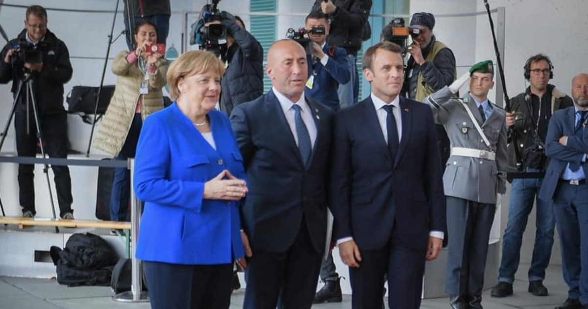“Politiko” zbardh bisedën mes Macron – Merkel – Haradinaj
