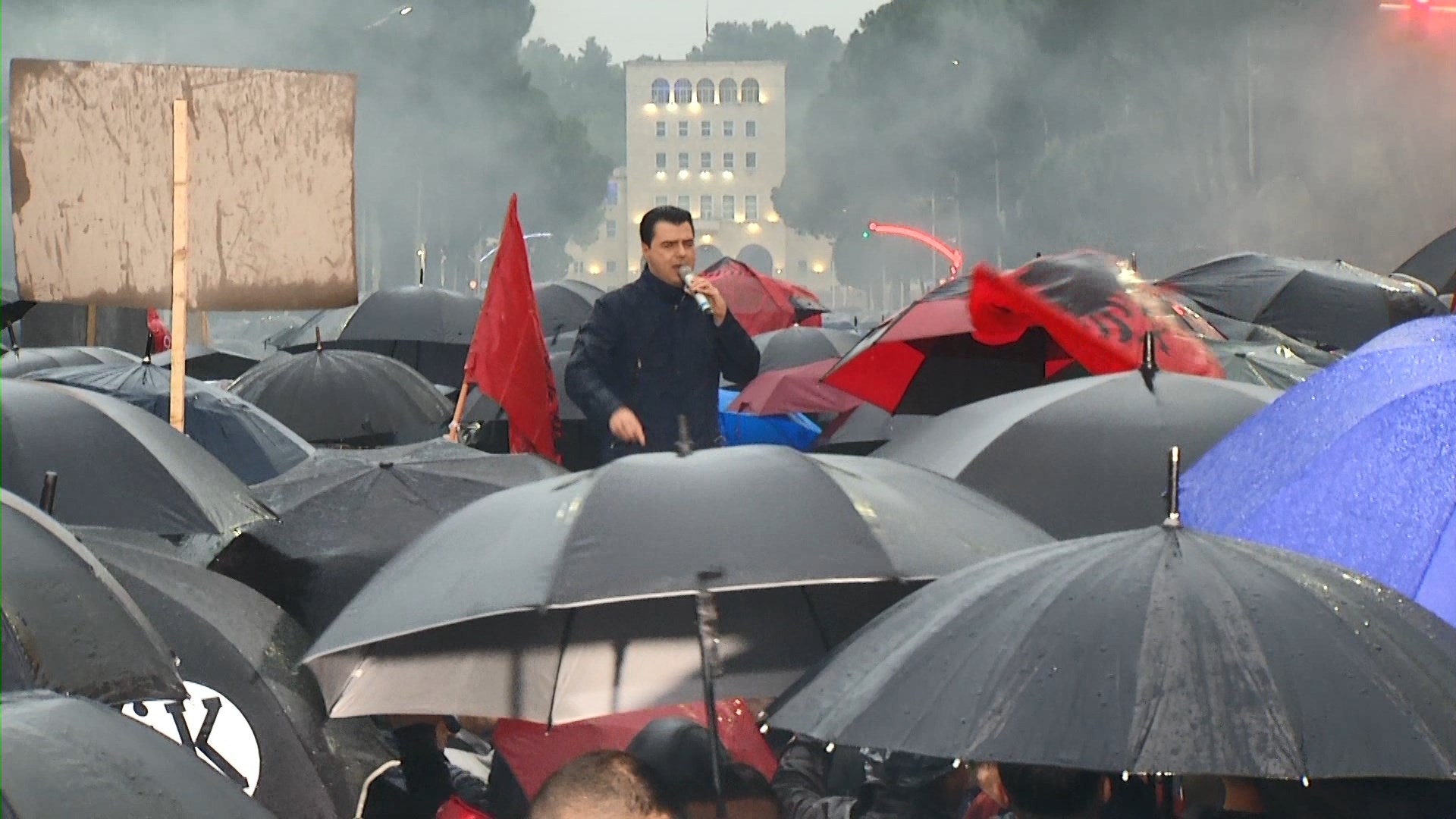 Basha-Ndërkombëtarëve: Kryeministri dhunon qytetarët, jo opozita